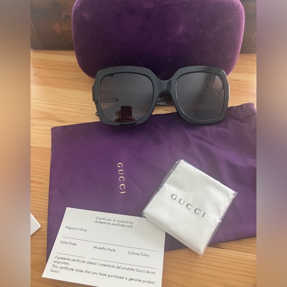 Gucci sunglasses w/case - Picture 1 of 6